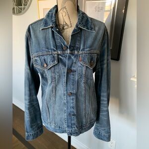 Vintage LEVI’S Light Wash Button Up Unisex Style Denim Jacket Size Medium